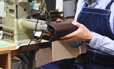 【工房体験】革職人さんと栃木レザーマスクケースを作ってみた！ – 革漉き編 –